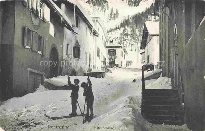 14010787 Pontresina GR Alte Strasse im Winter Kinder mit Skiern