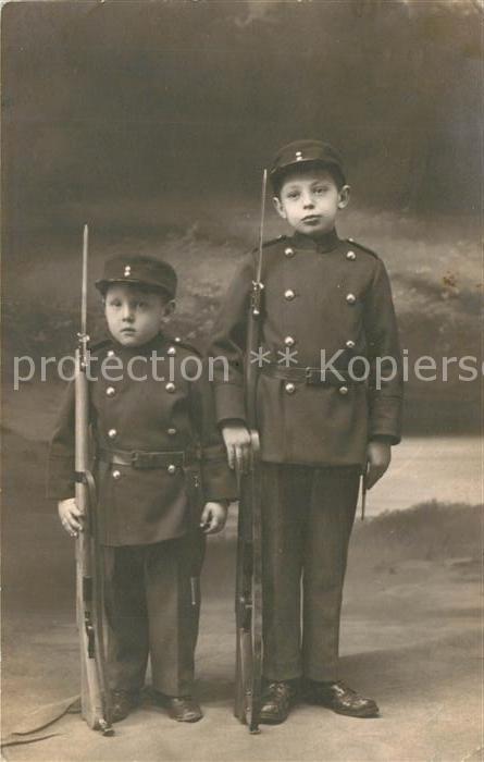 13308571 Lausanne VD Enfants en uniforme de soldat Lausanne VD