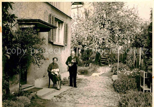 12604446 Kreuzlingen TG Haus Loewenstrasse Homme et femme avec des chats Kreuzlingen