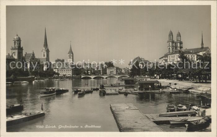 12319413 Zuerich Grossmuenster maison de ville Limmat jetée bateaux Zuerich