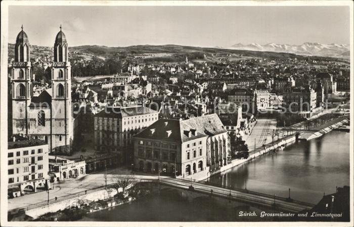 12320945 Zuerich Stadtbild mit Grossmuenster und Limmatquai Alpenkette Zuerich