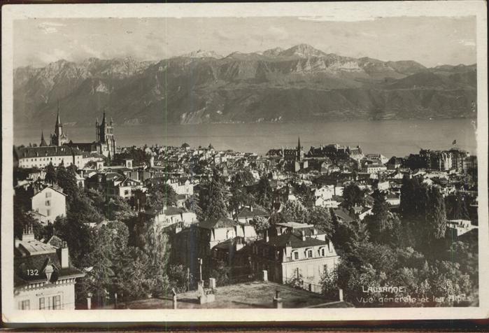 11306325 Lausanne VD Chateau et Cathedrale et les Alpes de Savoie Lac Leman