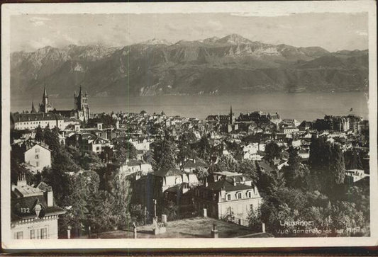 11306325 Lausanne VD Chateau et Cathedrale et les Alpes de Savoie Lac Leman