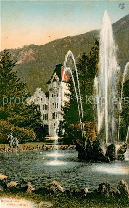 13737323 Glarus GL Volksgarten avec fontaine et vue sur la gare de Glarus GL