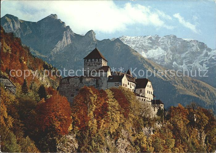 72346669 Vaduz Schloss mit Wappen Residenz des Fuersten von Liechtenstein