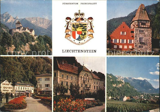 72346670 Vaduz Schloss mit Wappen Residenz des Fuersten von Liechtenstein Rotes-