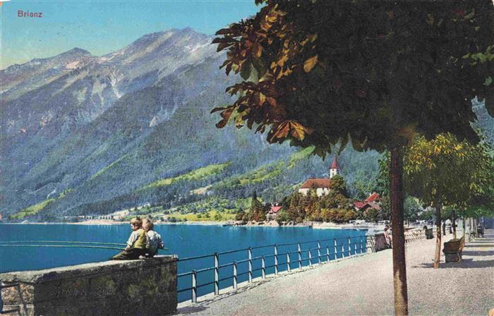 13981925 Brienz_Brienzersee_BE Promenade au bord du lac Enfants à la pêche