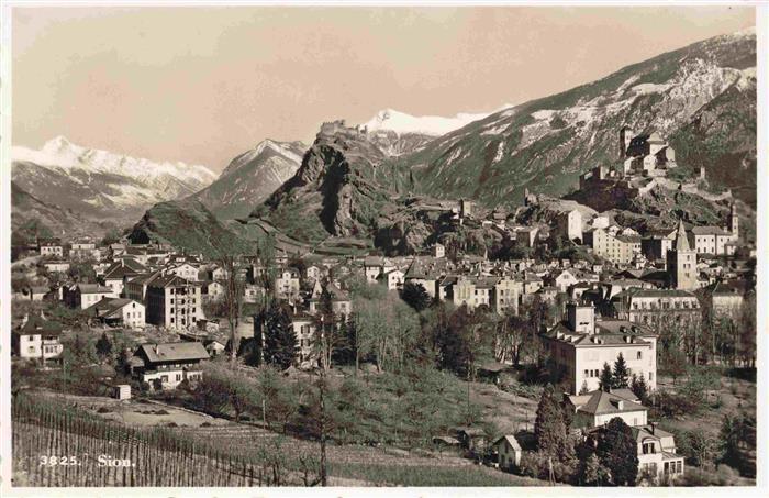 13982318 SION__Sitten_Seduno_VS Vue panoramique sur le château des Alpes valaisannes