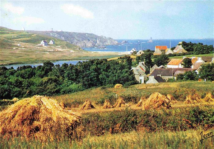 13984892 Raz_d_Arbey Baie des Trepasses Au fond la Pointe du Raz et l'Ile de Sei