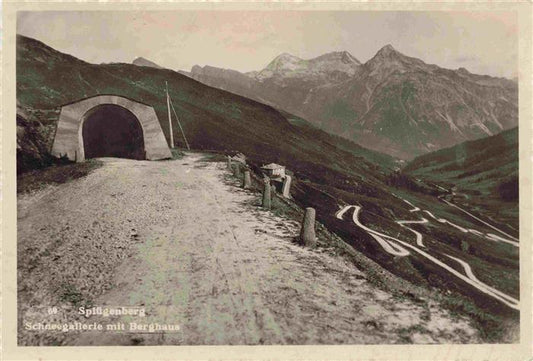 13984948 Spluegen_2113m_GR Spluegenberg Schneegalerie mit Berghaus