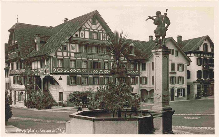 13985279 KuessNACHT_Vierwaldstaettersee_SZ Hauptplatz Brunnen