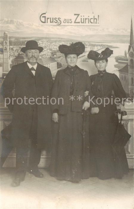 13823549 Zuerich ZH Photo de famille devant le fond zurichois Zuerich ZH