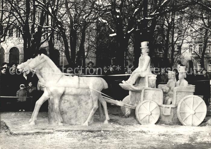 11650331 Zuerich Stadthausanlage Hochzeitskutsche aus Schnee modelliert