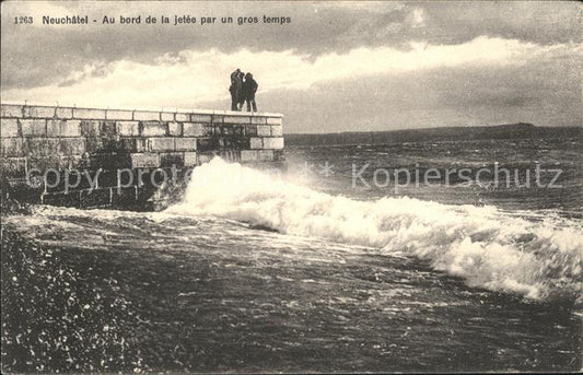 11665057 Neuchâtel NE A bord de la jetée par grand temps