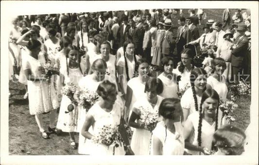 11673451 Zuerich Festumzug junge Frauen mit Blumenstraeussen Zuerich