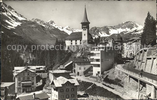 11780995 Arosa GR Vue sur la ville avec l'église d'Arosa