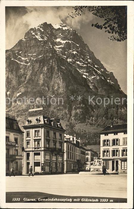 11751366 Glarus GL Gemeindehausplatz avec Glaernisch Glaris