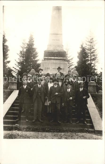 11779075 Zuerich Photo de groupe au Monument Naefels Zuerich