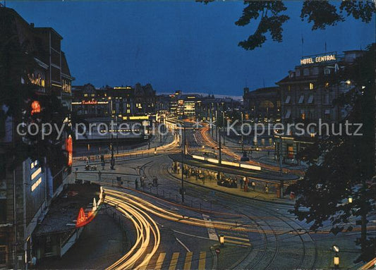 11880184 Zuerich Vue sur Central et Bahnhofbruecke la nuit Zuerich