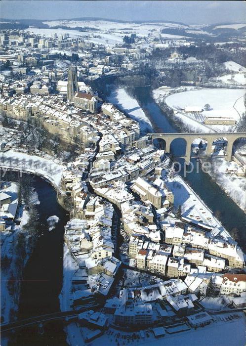 11891178 Fribourg FR La vieille ville enneigee Vue aérienne Fribourg