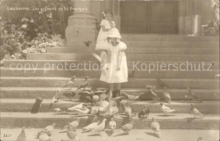 12019649 Lausanne VD Les pigeons de St François Alimentation des pigeons Maedchen Lausan