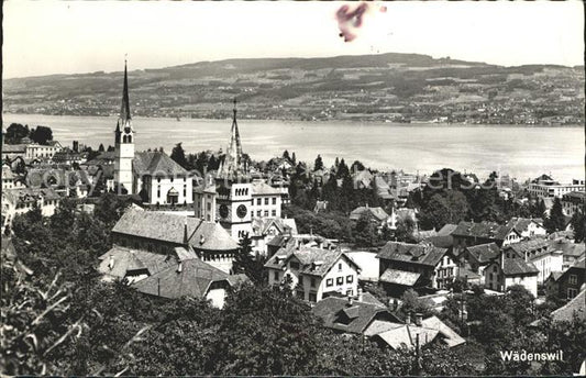 12012519 Waedenswil Vue sur la ville avec église Zuerichsee Waedenswil