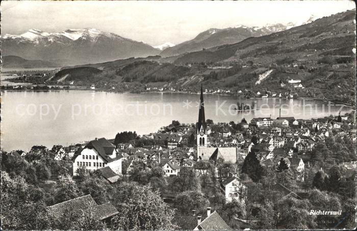 12012531 Richterswil Vue sur la ville avec église Lac de Zurich Alpes Richterswil