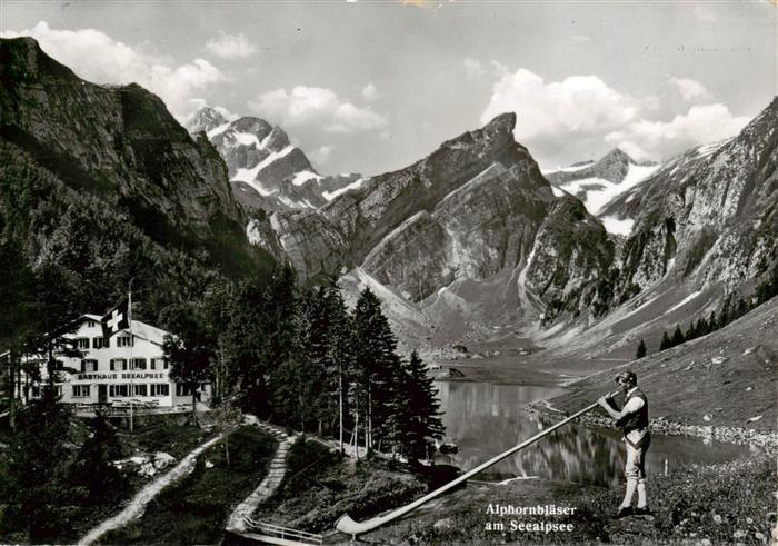 13895125 Seealpsee Saentis IR Alphornblaeser am Seealpsee mit Altmann Rossmad un