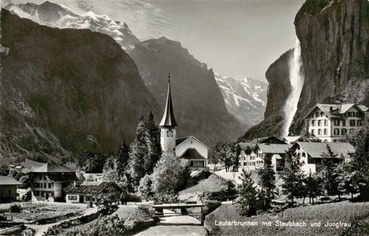 13960669 Lauterbrunnen_BE mit Staubbach Wasserfall und Jungfrau