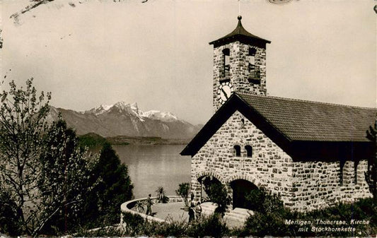 13960678 Merligen_Thunersee Thunersee Kirche mit Stockhornkette