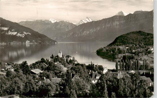 13960724 SPIEZ_Thunersee_BE mit Wetterhorn Schreckhorn und Eiger