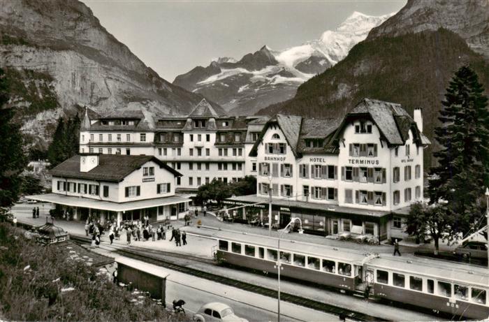 13960819 Grindelwald_BE mit Bahnhofplatz mit Finsteraar und Fiescherhorn