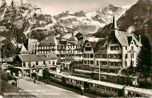 13960820 Grindelwald_BE Bahnhofplatz mit Finsteraarhorn und Fiescherhorn